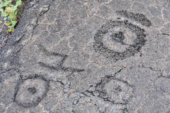 Antigas pictografias havaianas em pleno campo de lavas endurecidas, ao longo da Chain of Craters Road, em Volcano, na Big Island, no Havaí